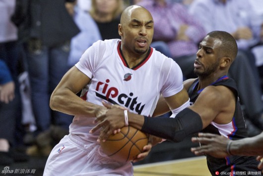 她还勇敢面 她还勇敢面